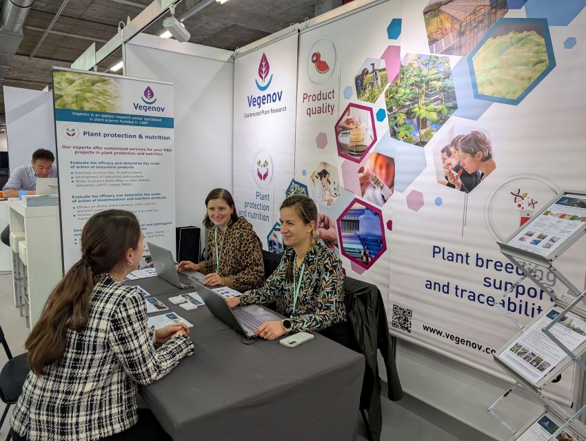 Stand de Vegenov pour des rencontres en lien avec la R&D biocontrôle